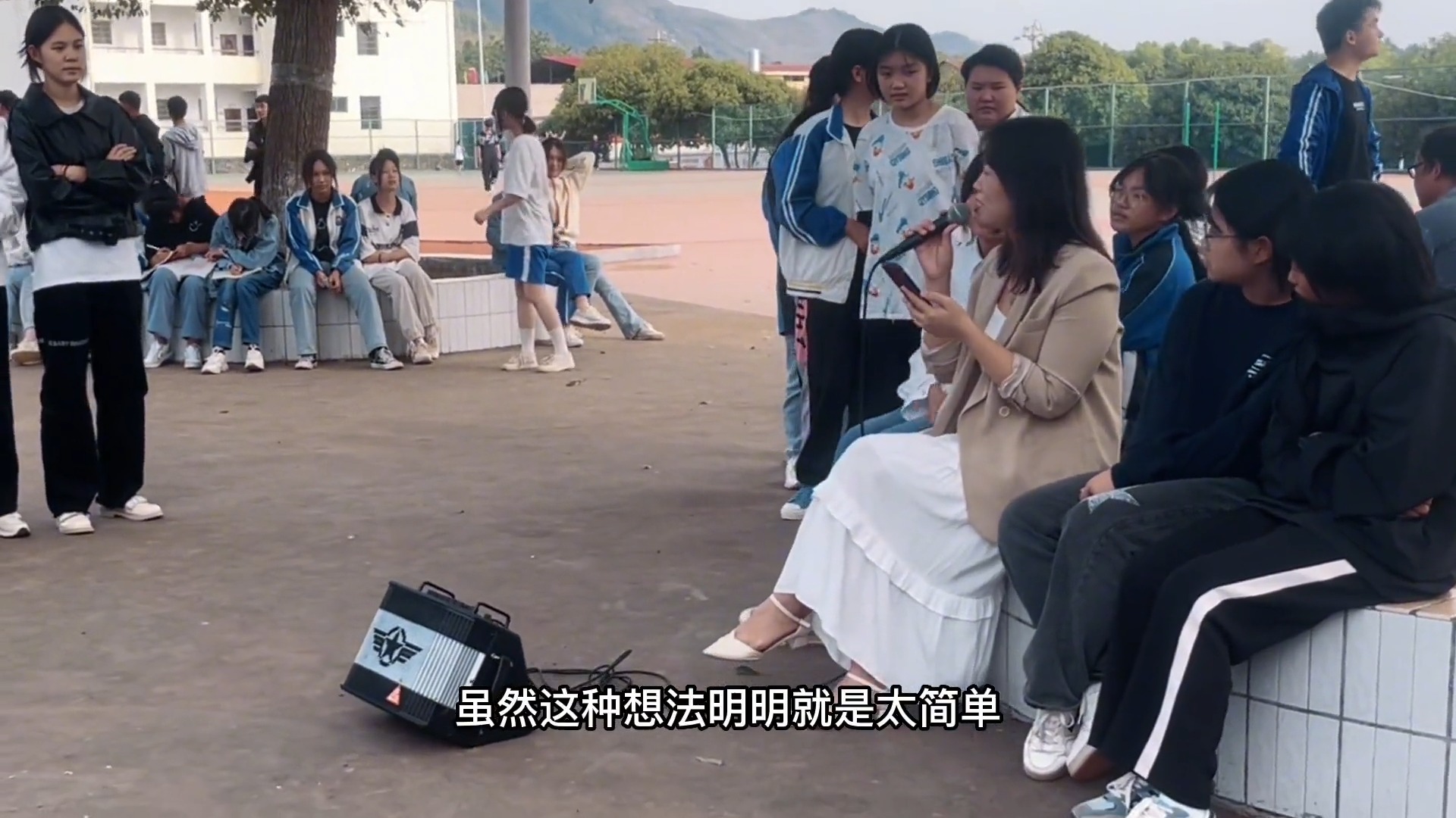 刘若英的《当爱在靠近》最近又火了，原来是这位美术老师唱火的！