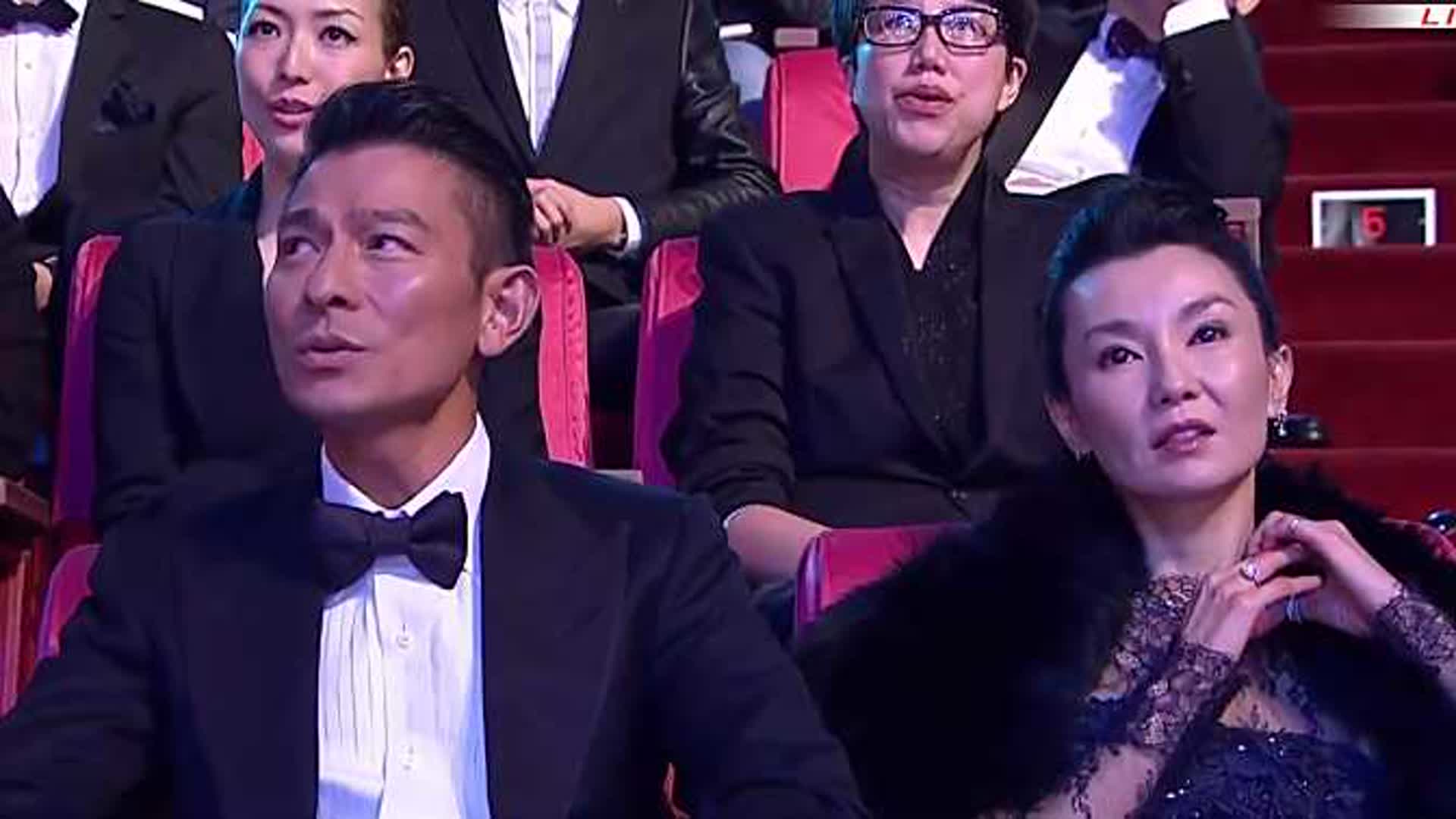 电影颁奖典礼，她一登台献唱，刘德华、梁朝伟秒变迷弟，太有爱了