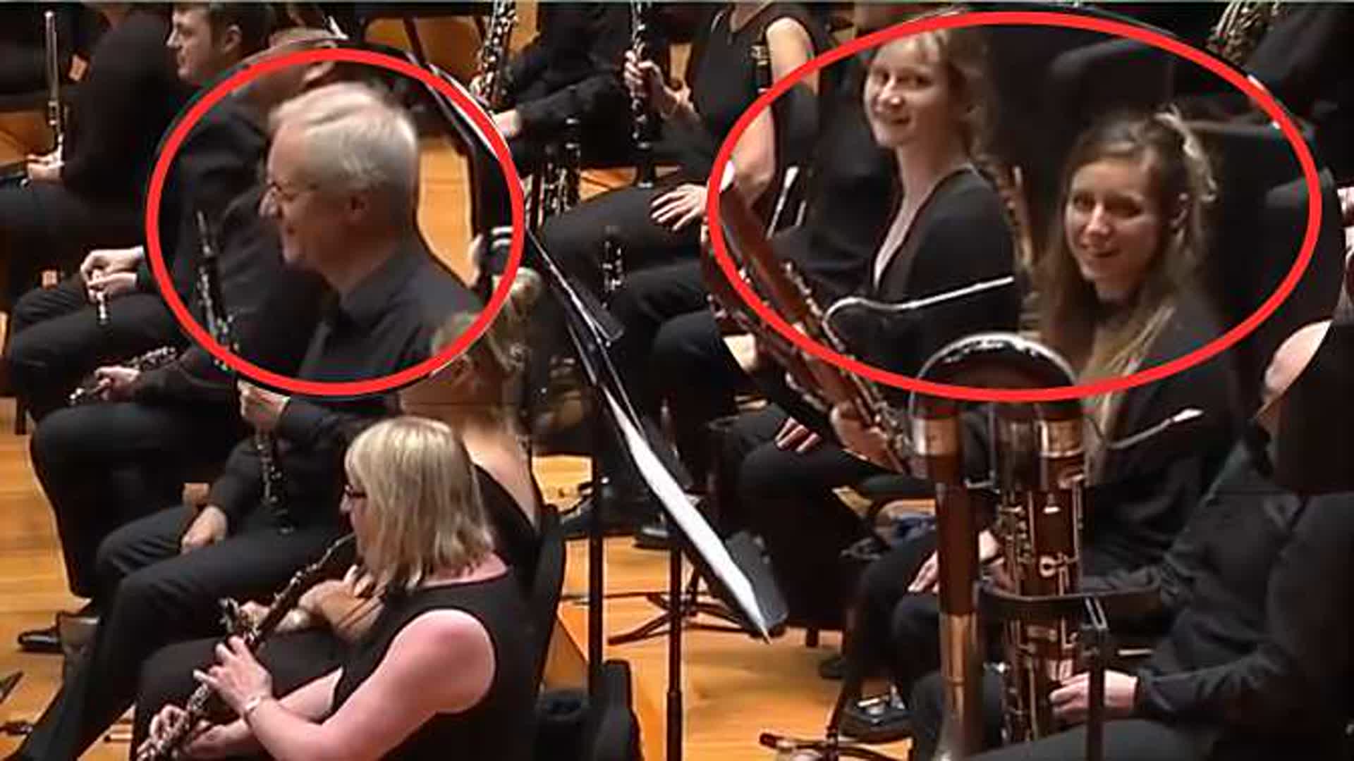 国外街头响起《我的中国心》，华人停下脚步大声合唱，老外：为啥