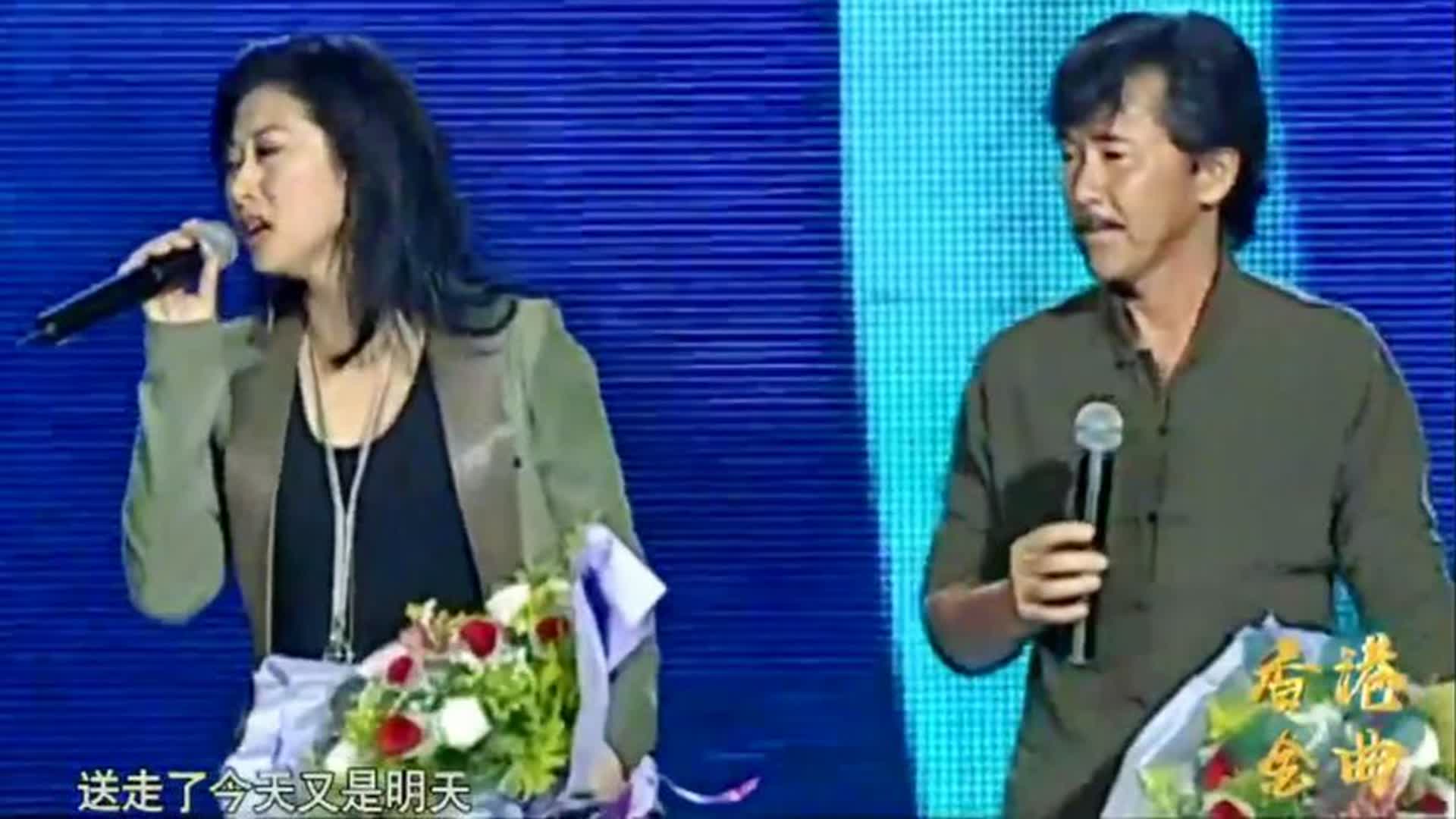 林子祥、叶倩文夫妻同台合唱情歌，看屏幕里的叶倩文，满眼都是爱