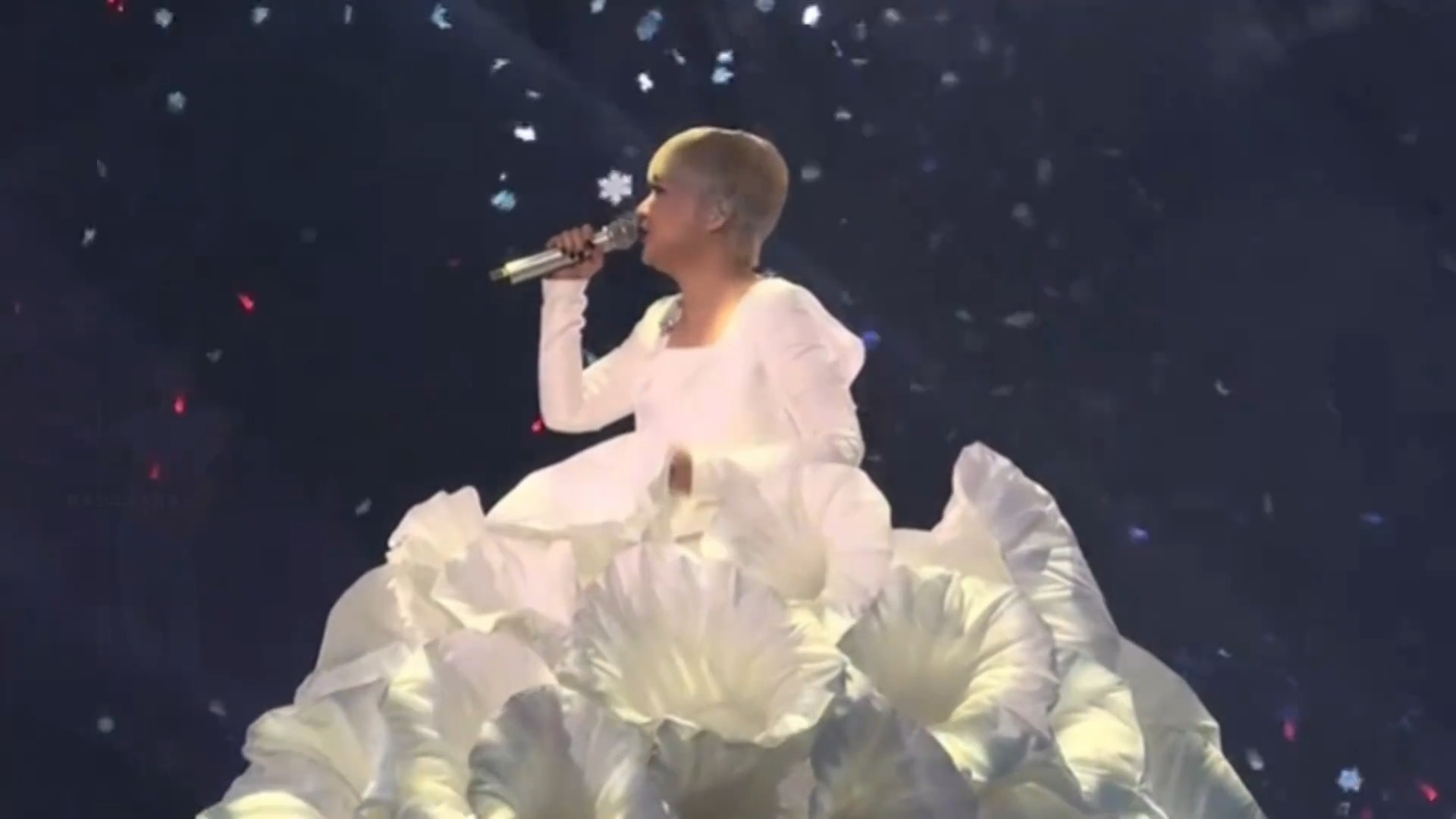 陈慧娴《飘雪》的惊艳瞬间，仙女般的白色礼服闪耀全场