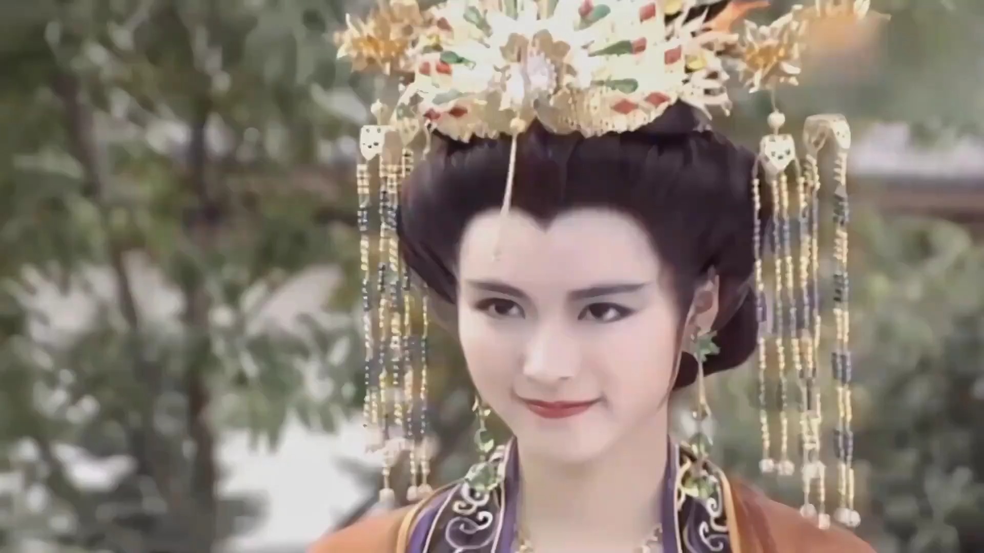 美颜与金曲共鸣，童爱玲的灵动邂逅与李娜的《爱不释手》的深情