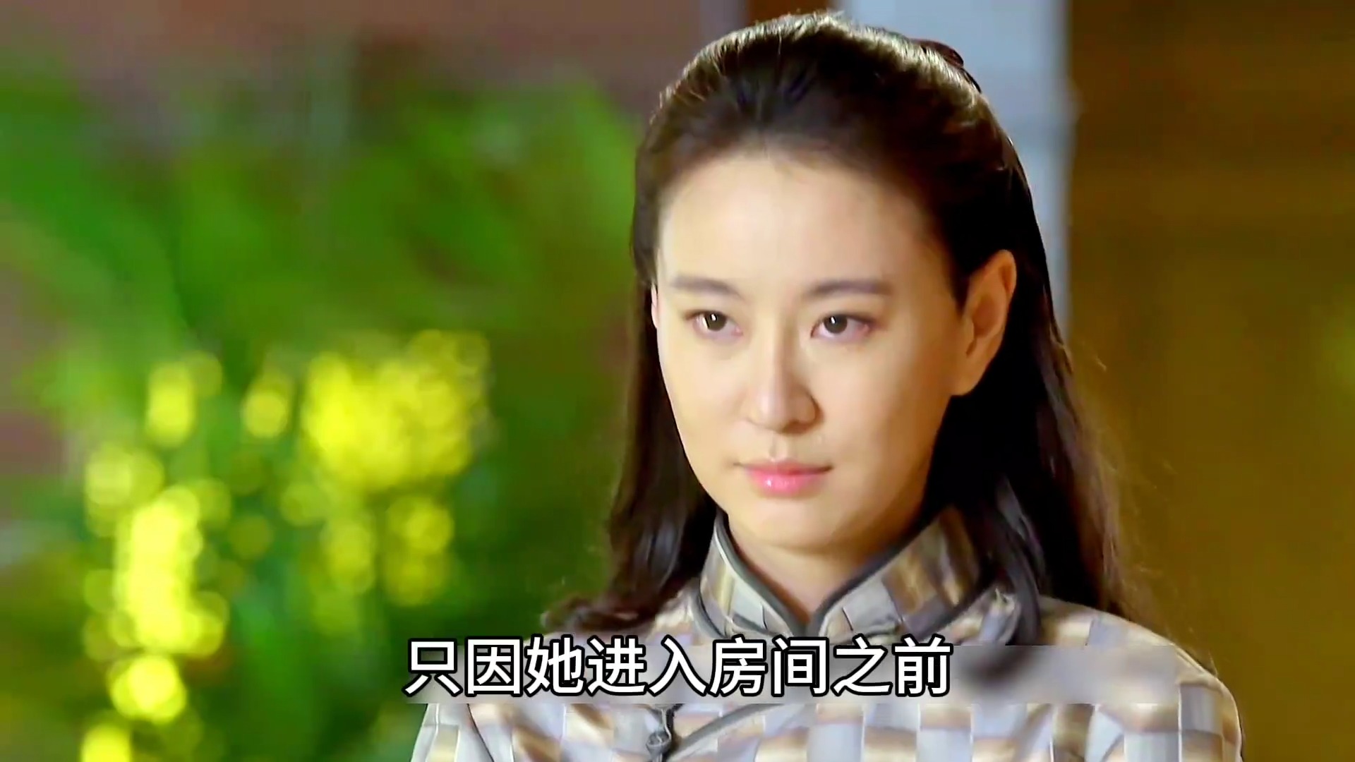 女特工伪装成服务员，准备窃取鬼子机密文件