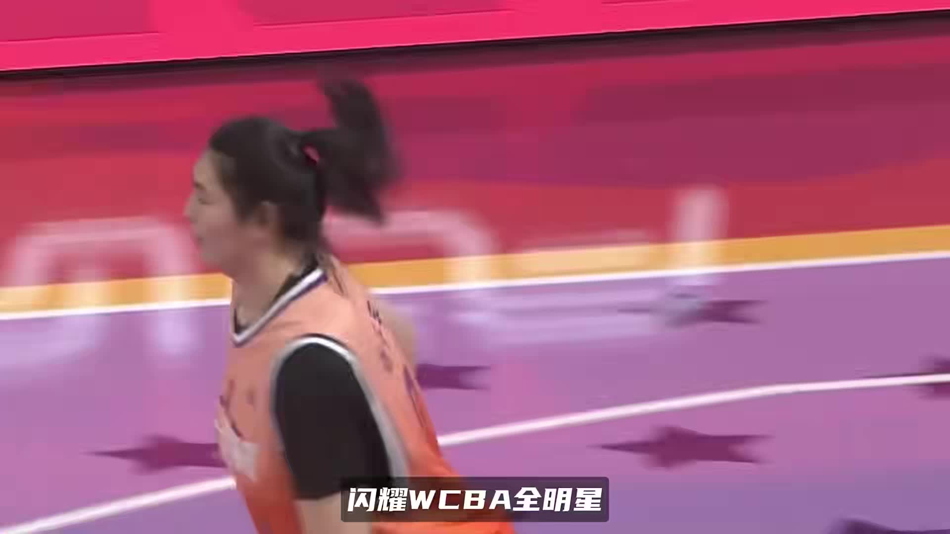 2米26张子宇怎么防？对手跳起来只到她肘部，只能无奈苦笑