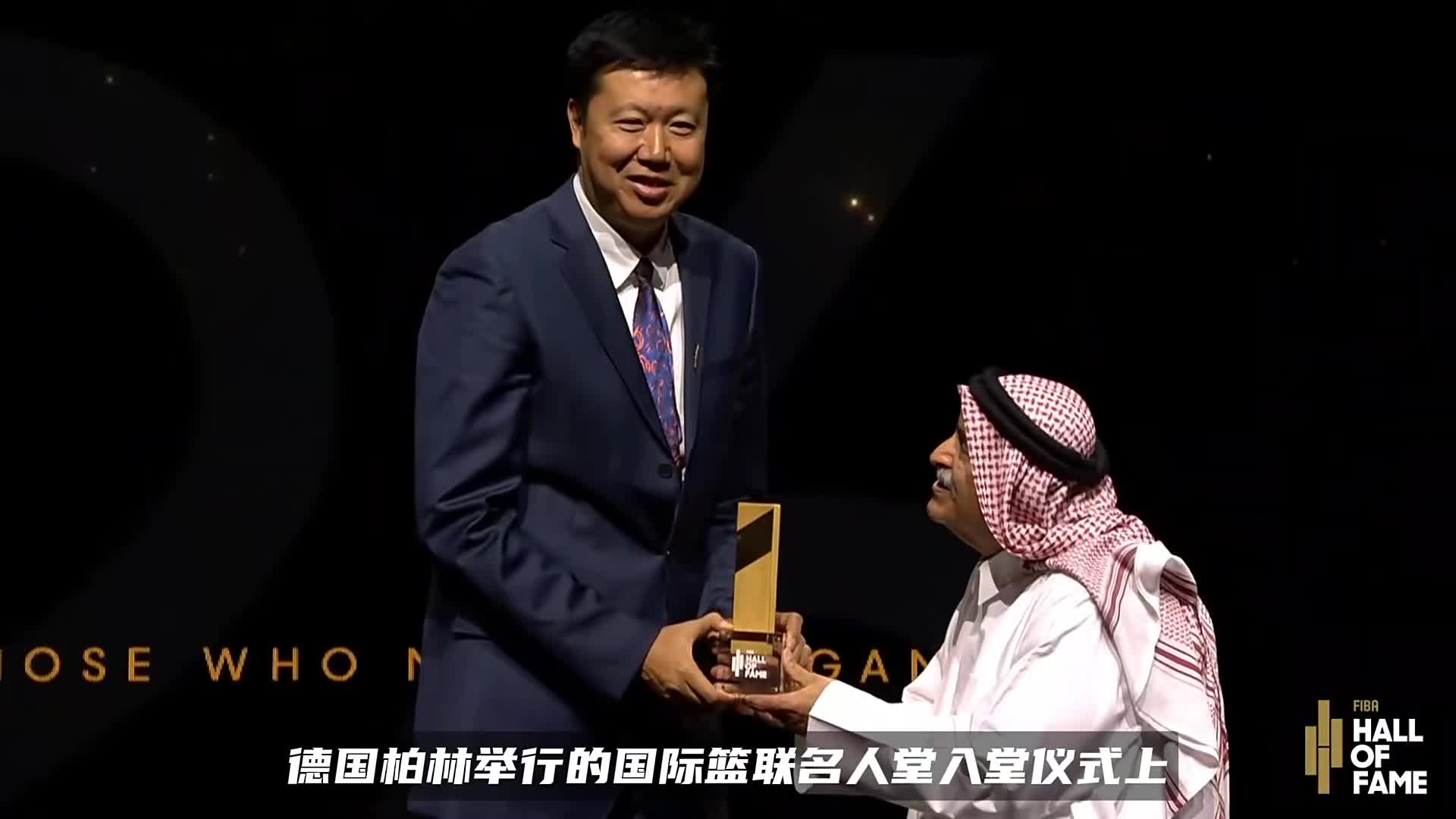 王治郅妻子颜值超高！知性女神周蕾惊艳柏林，这气质不输大牌女星