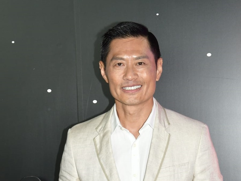 57岁黄德斌频繁约旧爱外出,小16岁妻子看到照片以笑声掩盖尴尬