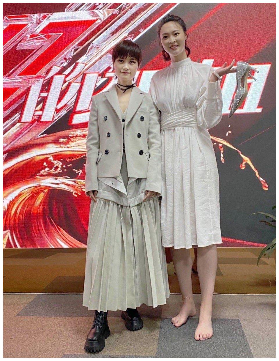 女排五将同框比心!魏秋月穿白西装超帅气,惠若琪赤脚合影李宇春