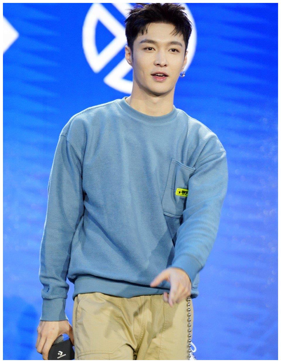 张艺兴蓝色卫衣出席活动,剪短发露额头干净清爽