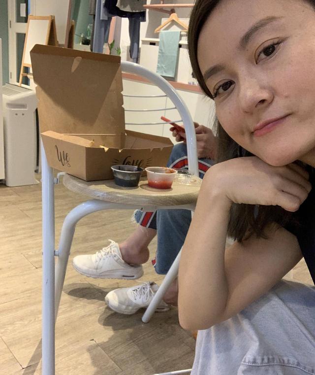 前tvb小花与男友现身逛超市,曾被骂小三上位,无惧言论感情稳定