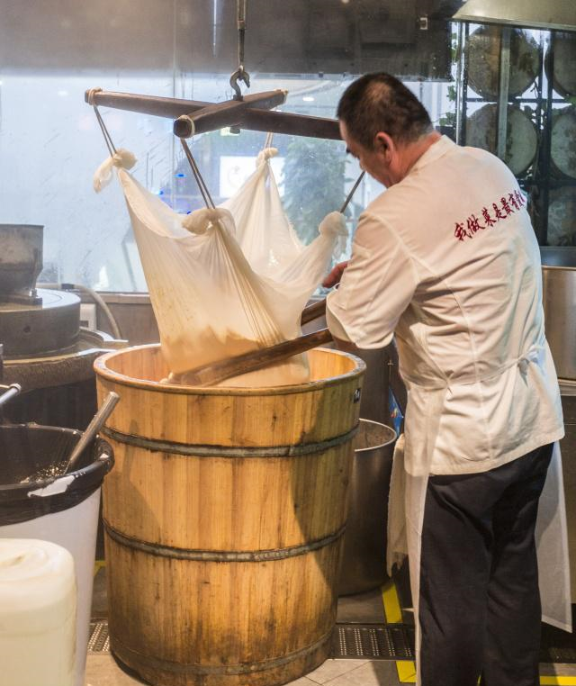 实拍三亚最有情怀的美食店,为游客展示传统石磨豆腐的制作过程休闲区蓝鸢梦想 - Www.slyday.coM 实拍三亚最有情怀的美食店,为游客展示传统石磨豆腐的制作过程休闲区蓝鸢梦想 - Www.slyday.coM