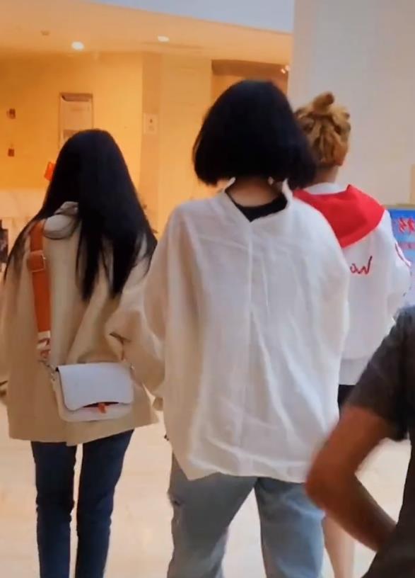 鞠婧祎拉着闺蜜的衣角走,看清颜值,网友:这不是那谁?