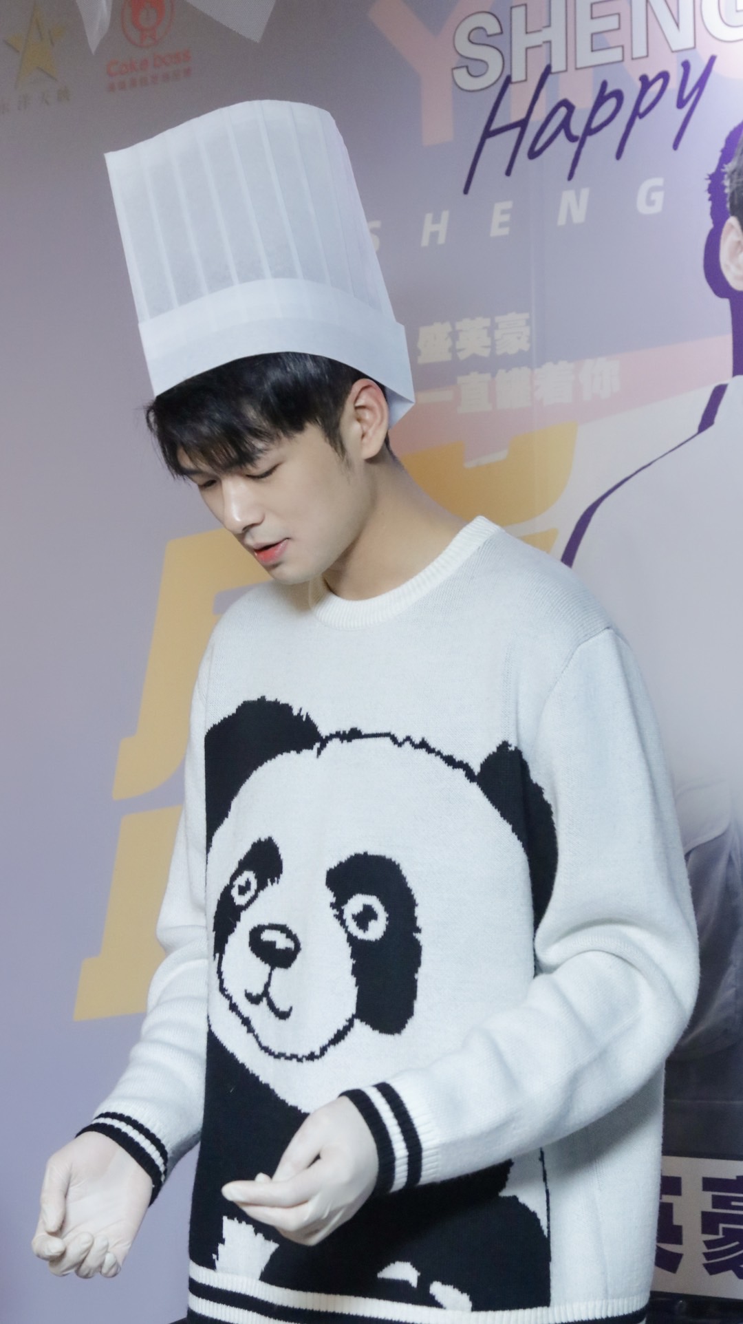 盛英豪线上直播生日会 现场粉丝互动跌倒获取暖心熊抱