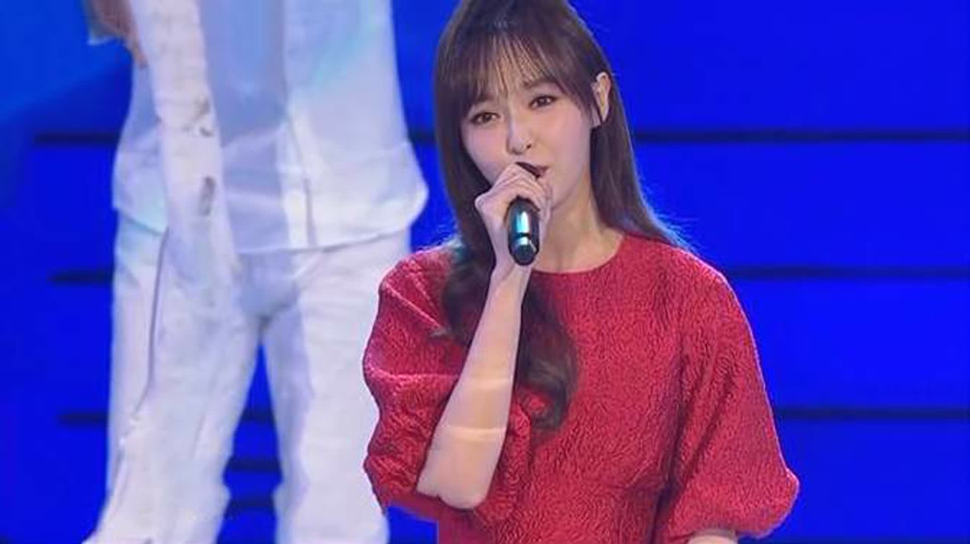 唐嫣现场演唱《潇洒走一回》，“烟嗓”一出太惊艳，网友：绝了