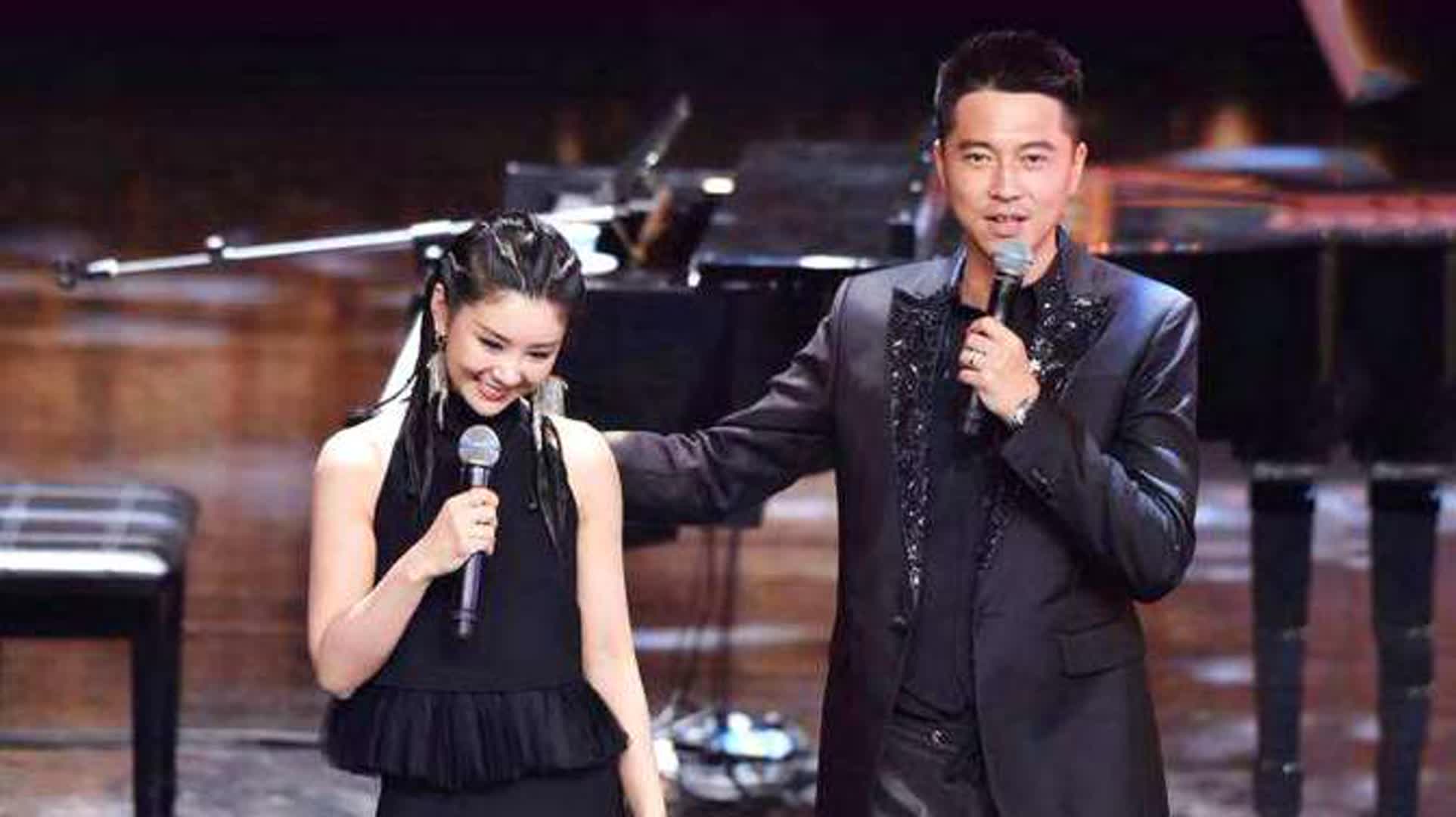 王雷李小萌合唱《霸王别姬》，唱功不输专业歌手，不愧是夫妻俩