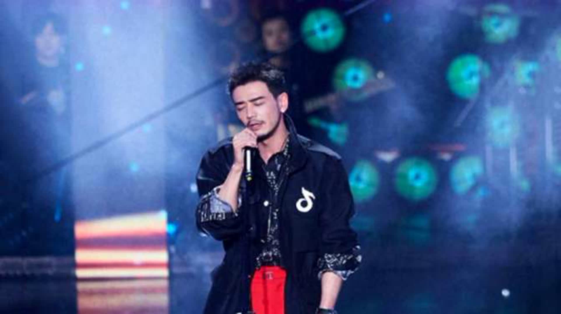 杨烁唱《往后余生》找不着调，仍然坚持唱完，沙哑嗓音太有魅力了