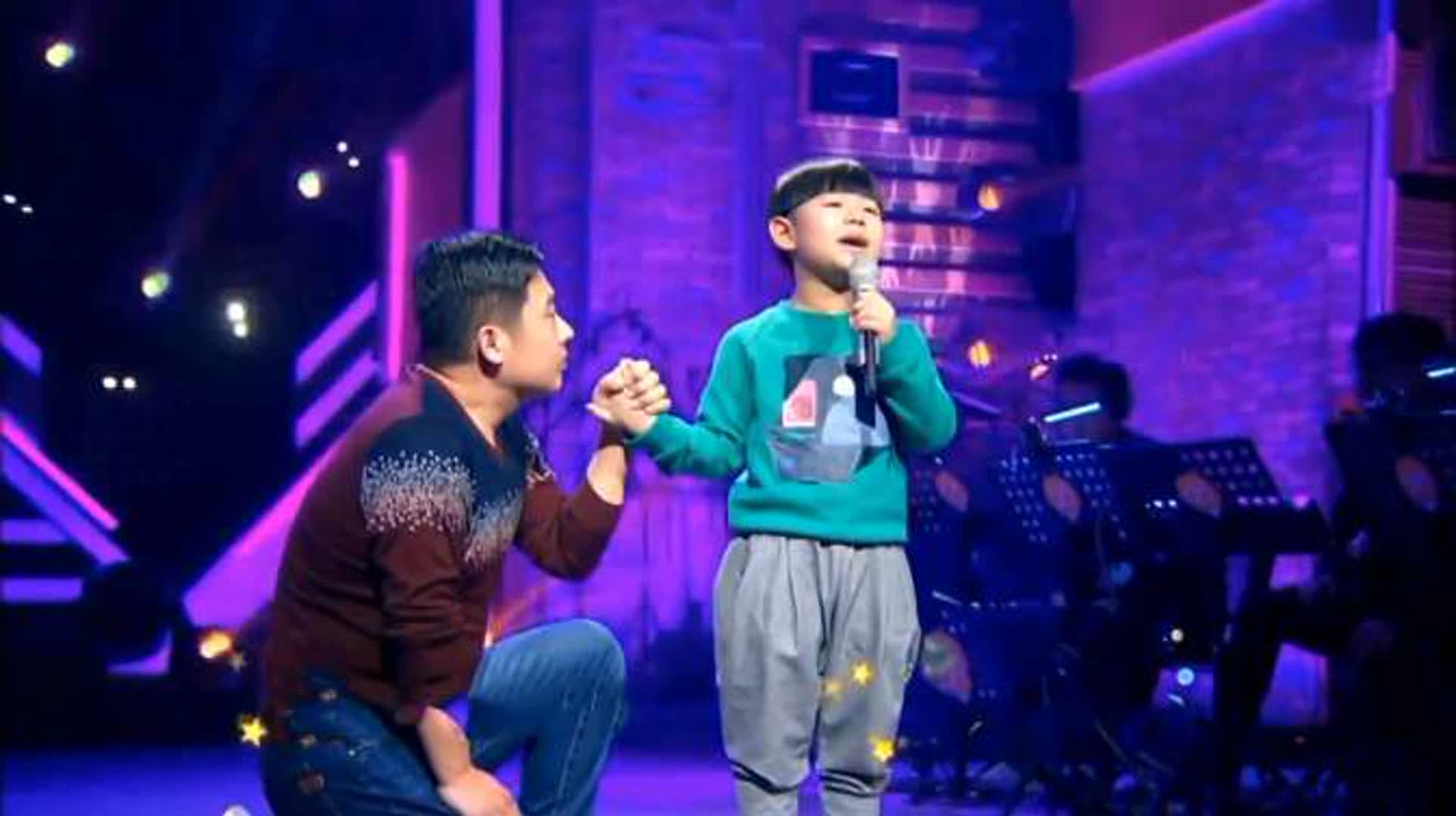 小男孩含泪演唱《父亲》太感人，爸爸单膝跪地聆听，评委都听哭了