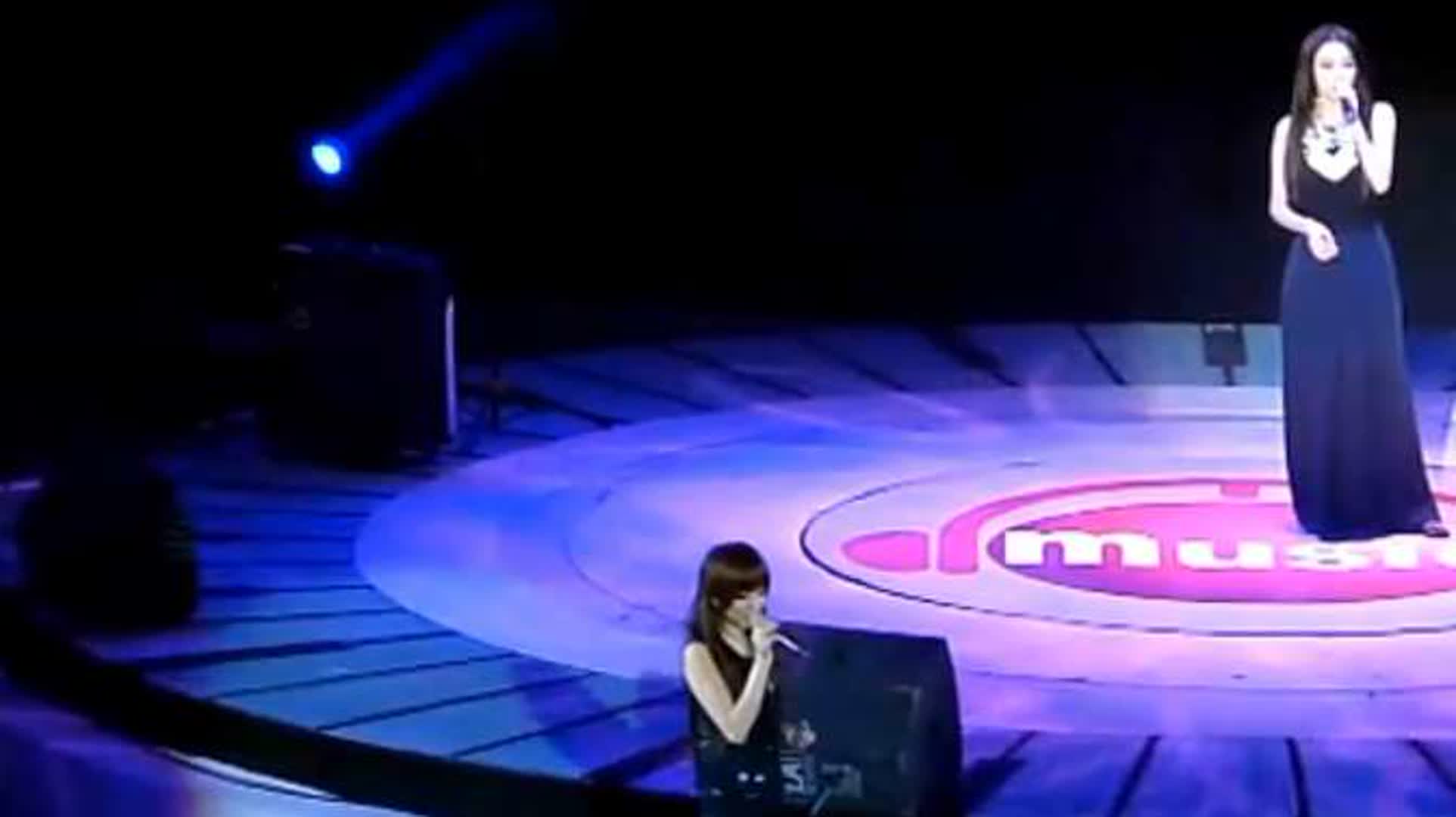 两人这是有多大仇？张韶涵一直在台下坚决不上台，范玮琪好尴尬