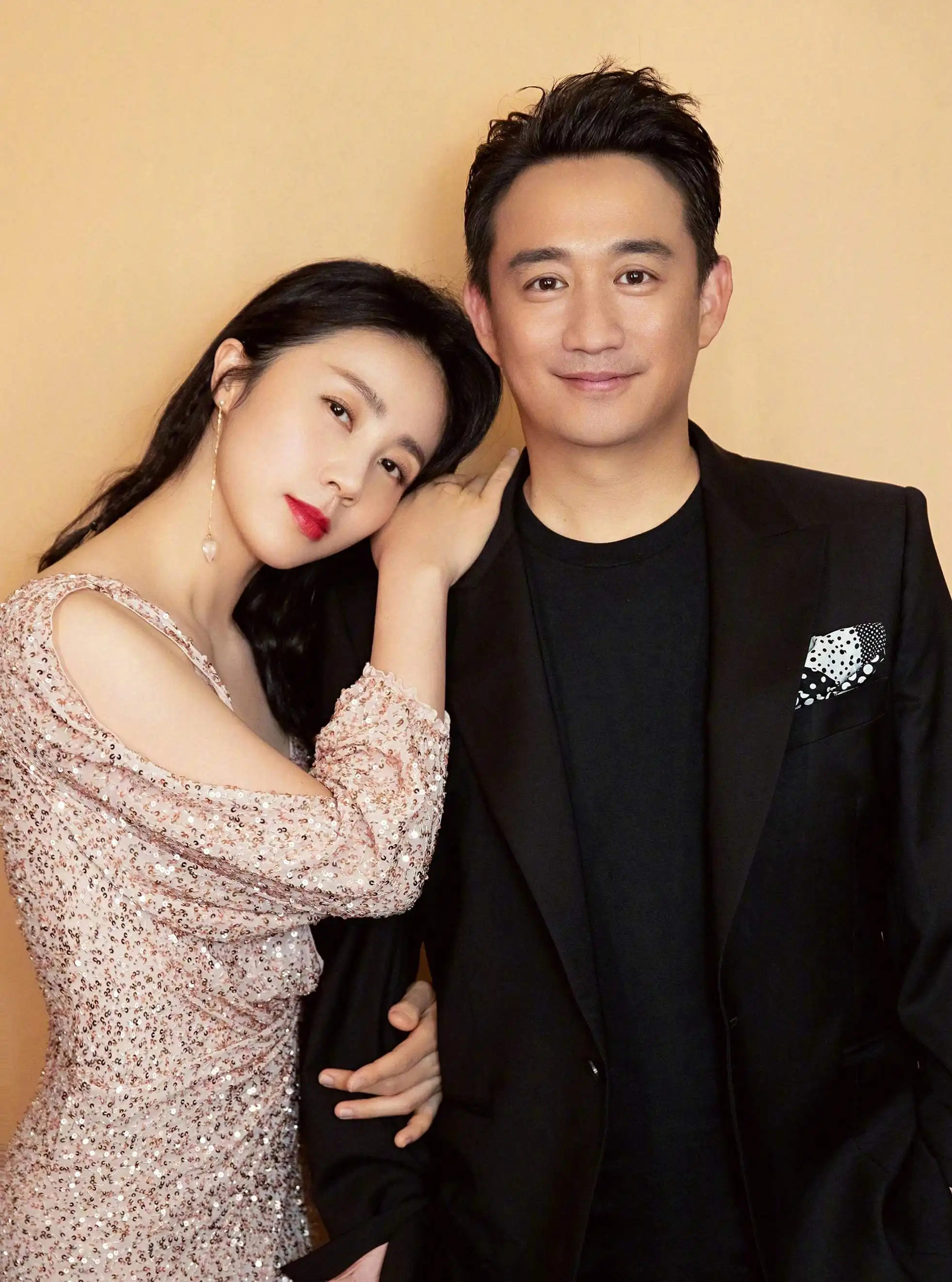 袁文康出演男主角高家为,女主的丈夫.