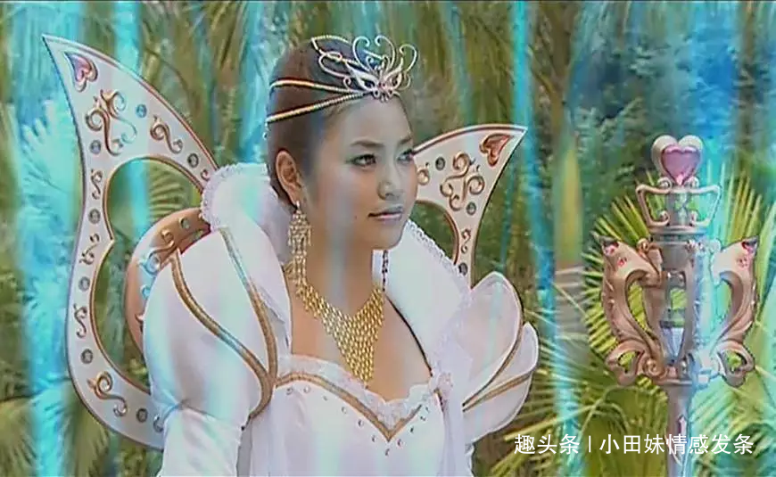 她曾是亚洲小姐亚军,出演巴啦啦小魔仙中的女王,如