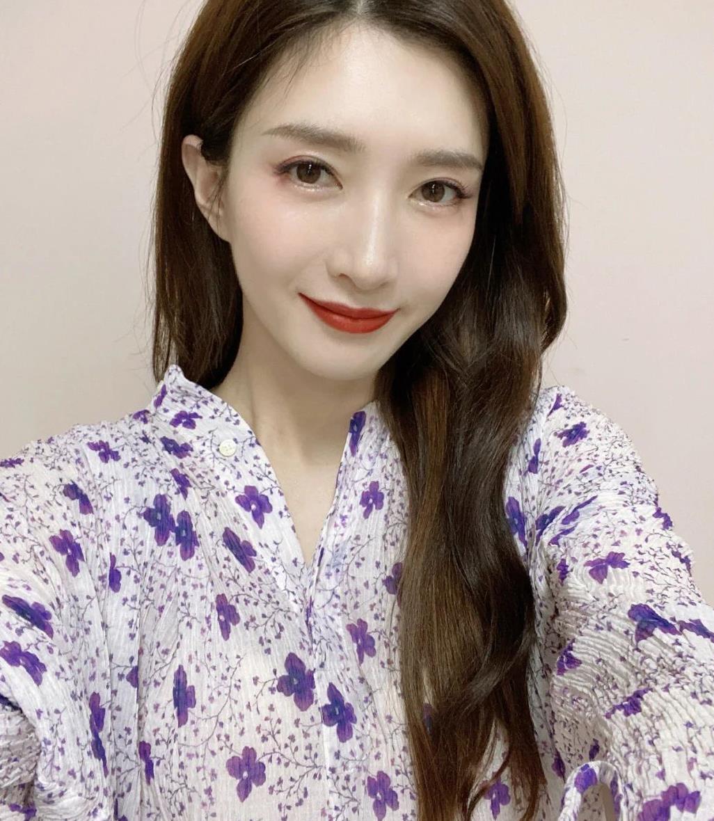 女人三十岁之后怎么穿学江疏影穿花衬衫温柔有格调还够高级