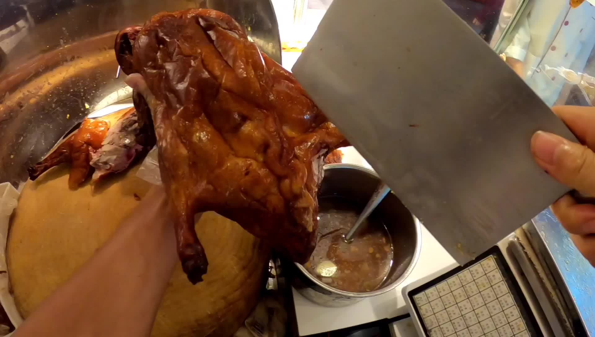 为您推荐: 一家三口来吃饭,点了28块的半只咸鸡,新手阿成精心摆盘上菜