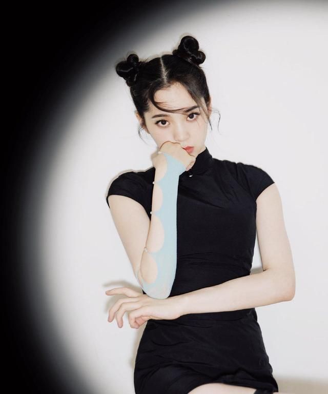 欧阳娜娜舞台造型,旗袍式连衣裙搭配黑色短靴,俏皮双丸子头