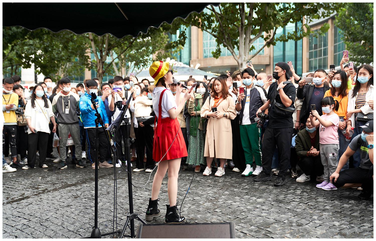 冯提莫《街头音浪》开口跪 武汉街头暖心开唱