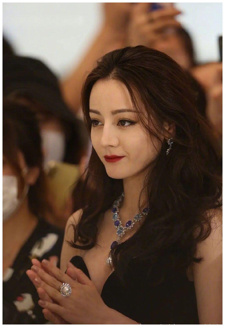 迪丽热巴穿黑裙参加活动,看到路人抓拍的生图,身材比颜值更瞩目