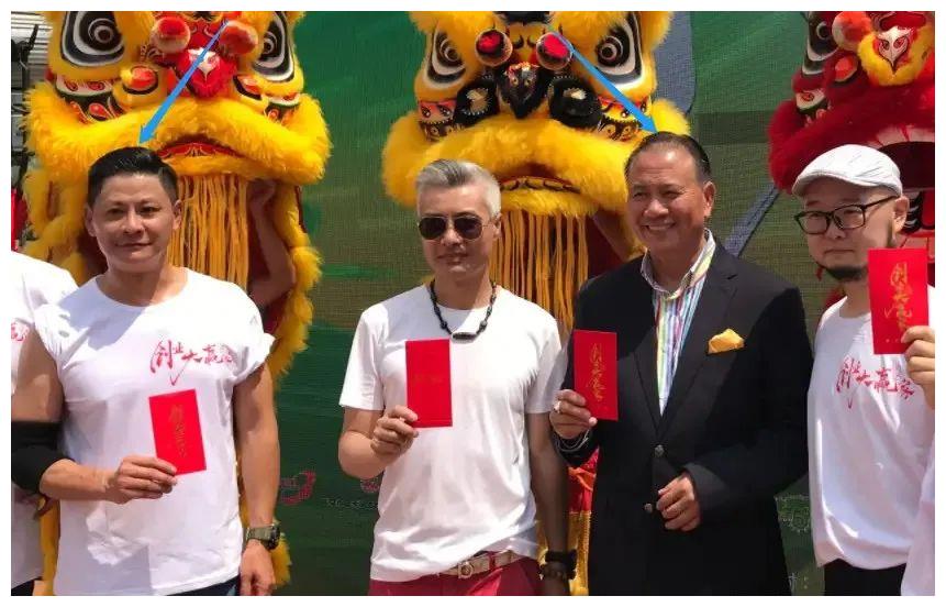 大哥万梓良霸气收徒!tvb知名男星磕头拜师,拿一捆钱砸头被质疑