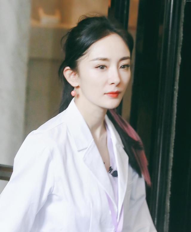 带火蜜桃耳环的杨幂白衣天使护士造型非常清新不失独特的美感，