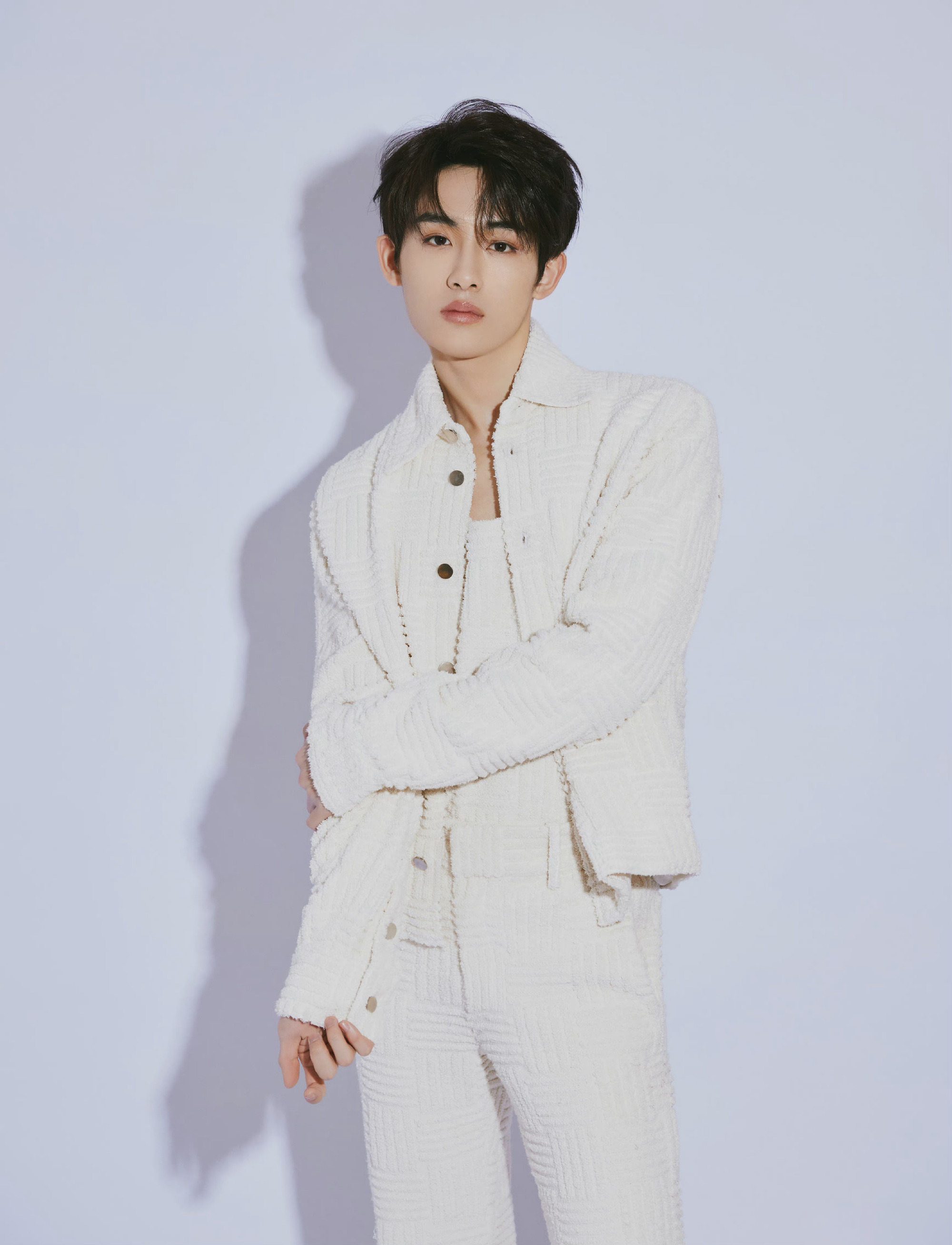 董思成最新大片来袭一身白色套装清秀俊逸