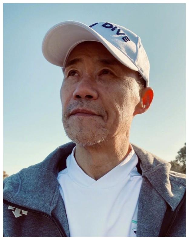 王石素颜近照显苍老,满脸老人斑瘦出褶子,田朴珺则胖太多忙瘦身