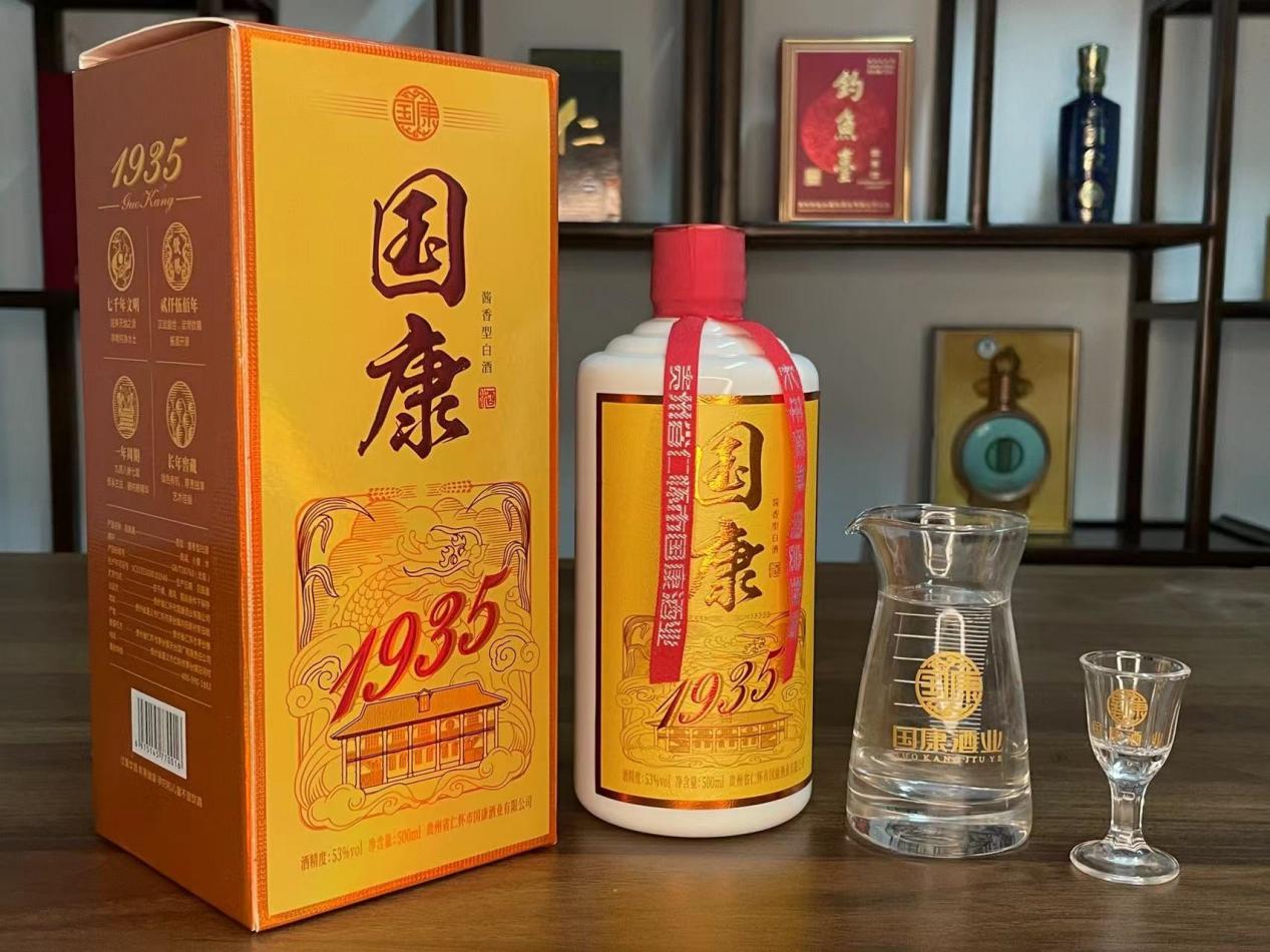 五粮液又出奇招,瓶中装个梨叫“永不分梨”酒,知道是咋放进去吗__财经头条