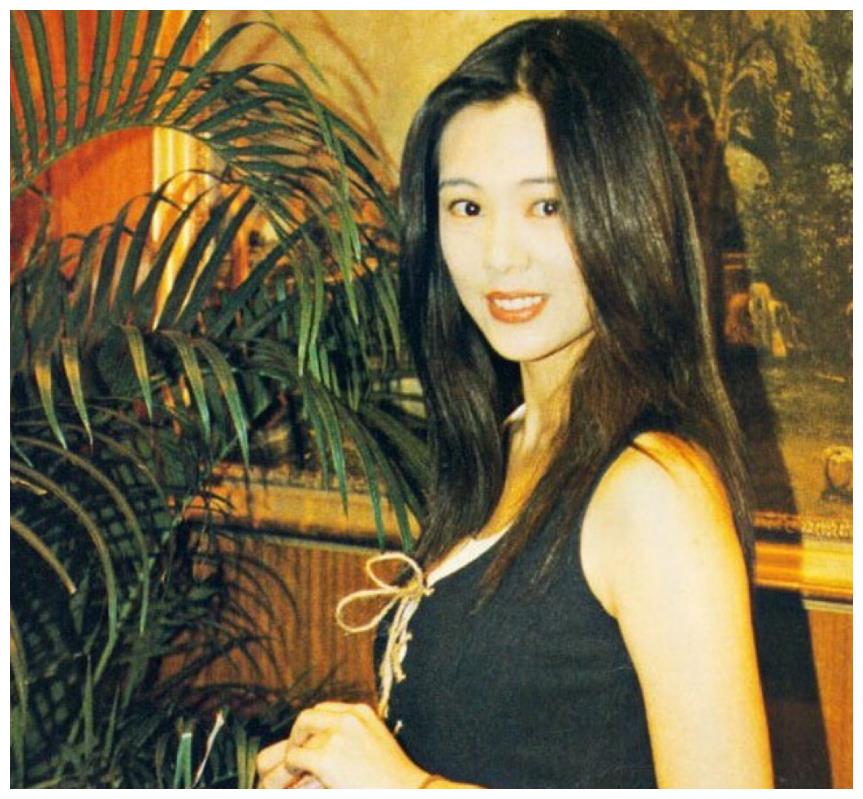 她曾与周慧敏齐名,51岁皮肤松弛似奶奶,人工试孕多年无子|王馨平