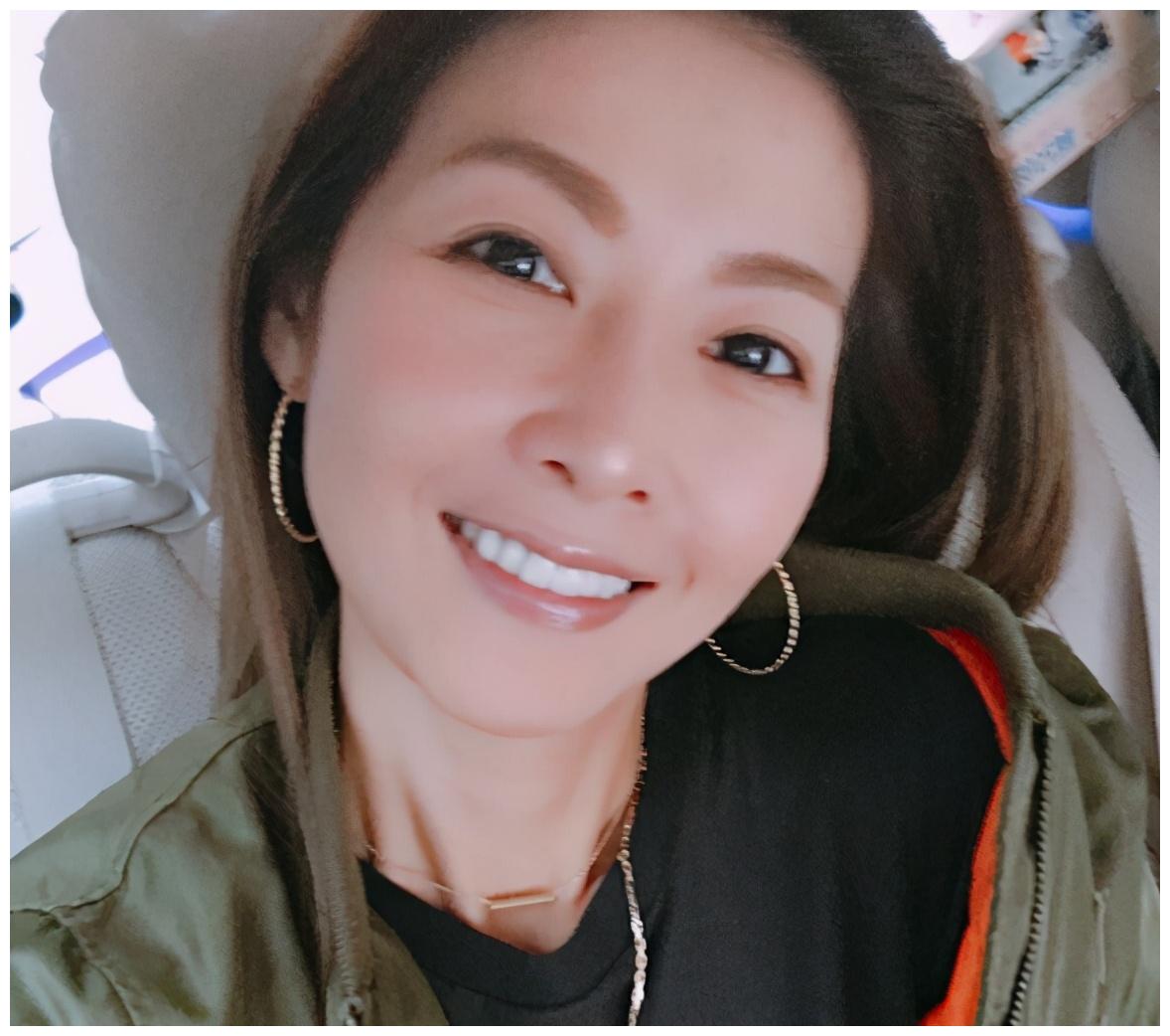 林姵希太聪明了柜台小姐身份在夜店把何润东迷住相恋9年成婚