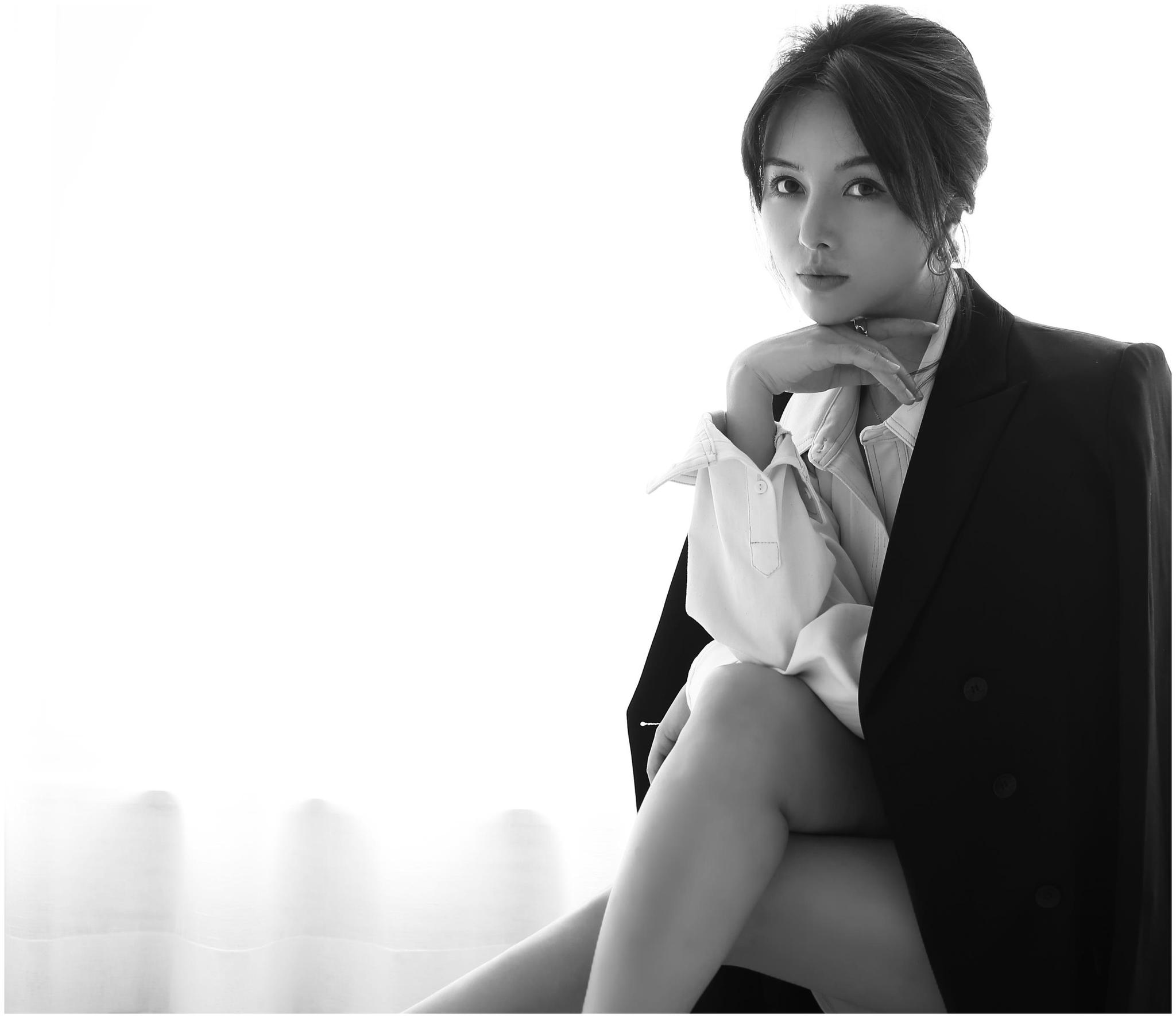 演员蓝娅化身超a女神,举手投足尽散魅力