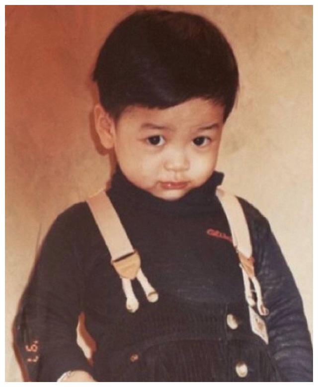 王嘉尔恋爱史曝光,青涩初恋惹人怜,前女友的血统亮了