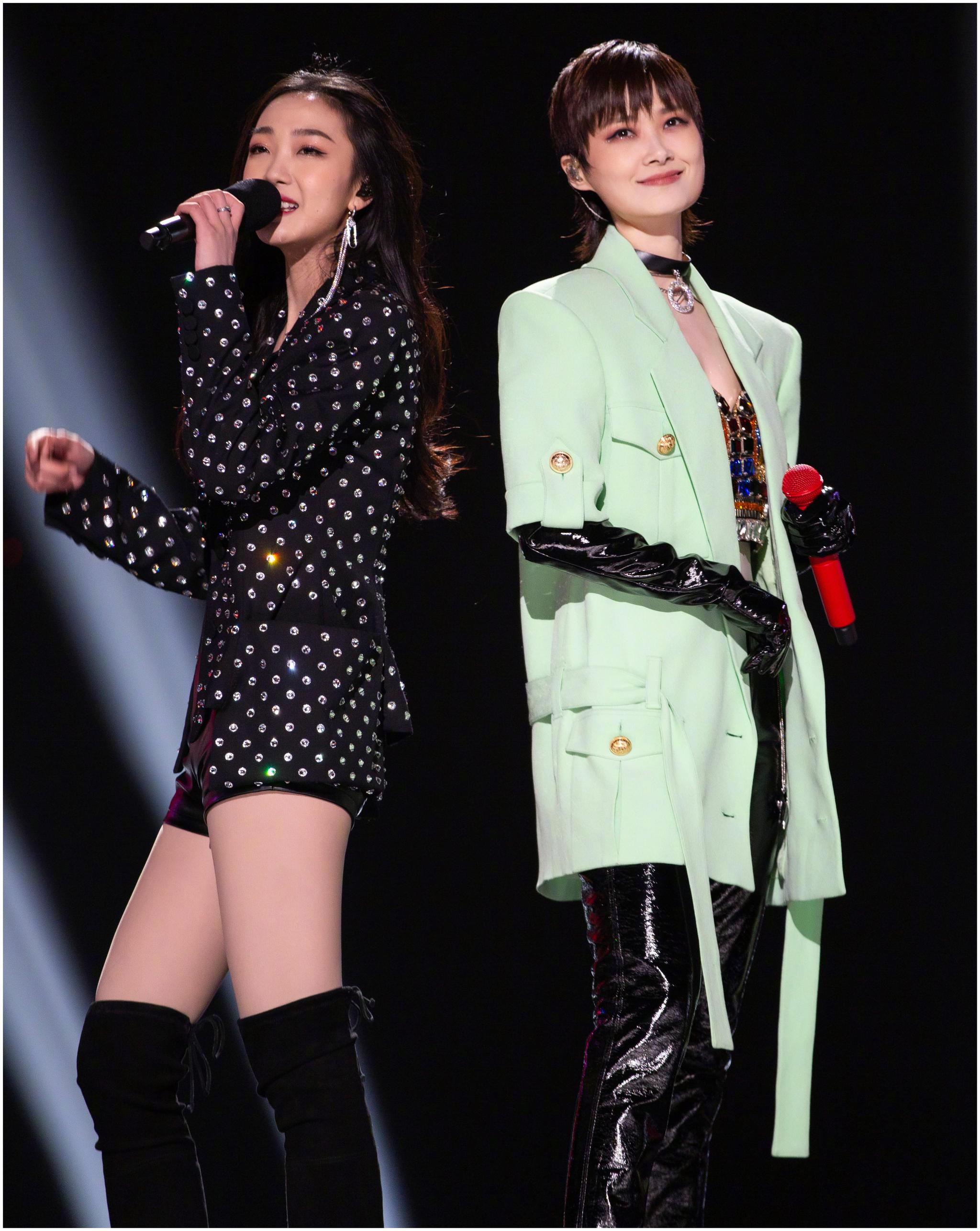 《中国好声音》总决赛李宇春潘虹合作,唱跳演绎《皇后与梦想》