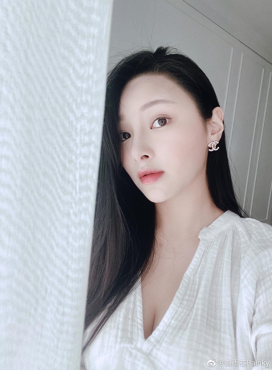 美女歌手蔚雨芯迷人性感美照真好看啊