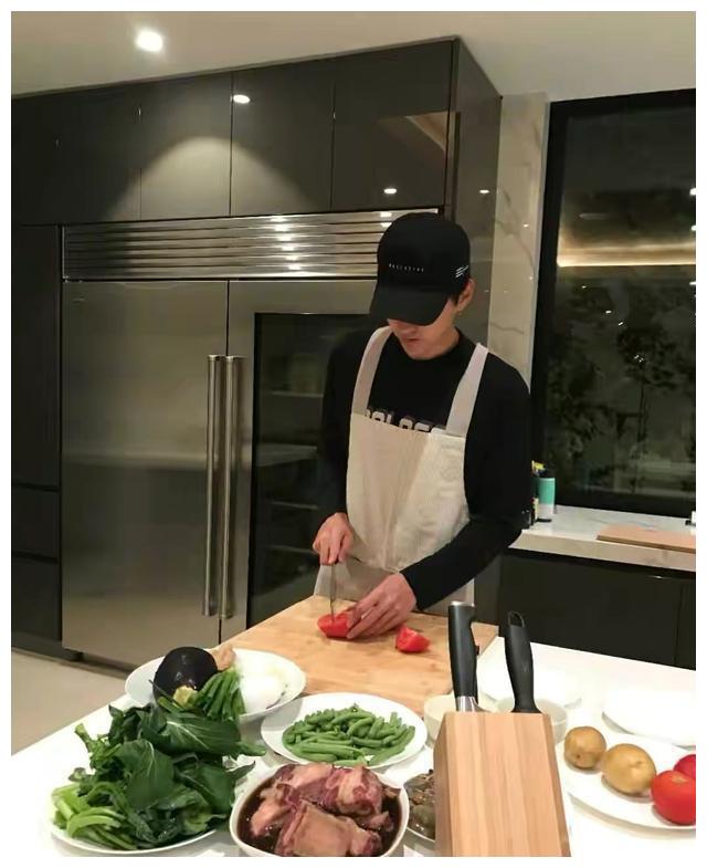 吴亦凡家中豪宅曝光厨房宽敞又豪华吊灯也太好看了