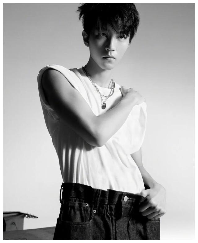 王俊凯手臂肌肉线条好绝,眼神好a啊,越来越帅气了!