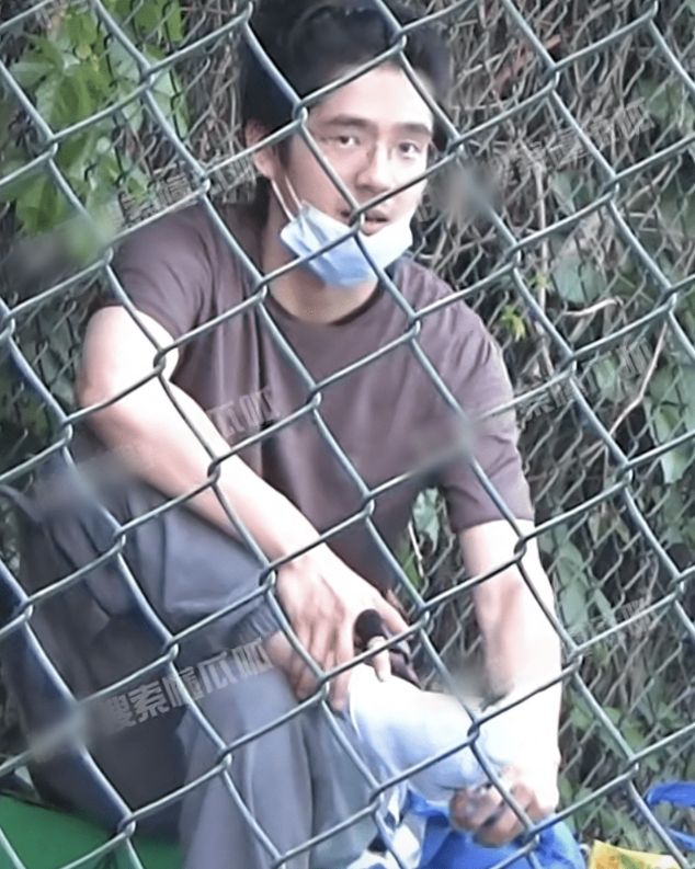 刘昊然行为惹争议,打球时抠完脚又闻手,被吐槽不讲卫生休闲区蓝鸢梦想 - Www.slyday.coM 刘昊然行为惹争议,打球时抠完脚又闻手,被吐槽不讲卫生休闲区蓝鸢梦想 - Www.slyday.coM