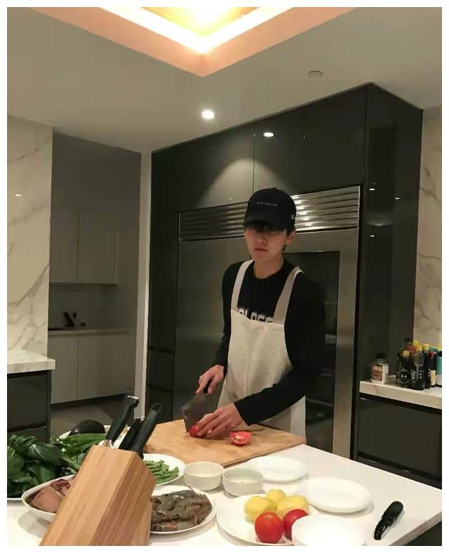 吴亦凡家中豪宅曝光厨房宽敞又豪华吊灯也太好看了