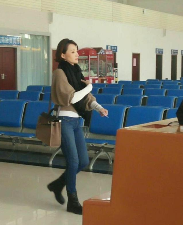 中年女人别乱穿跟董卿学层次感的叠穿法轻松穿出高级感