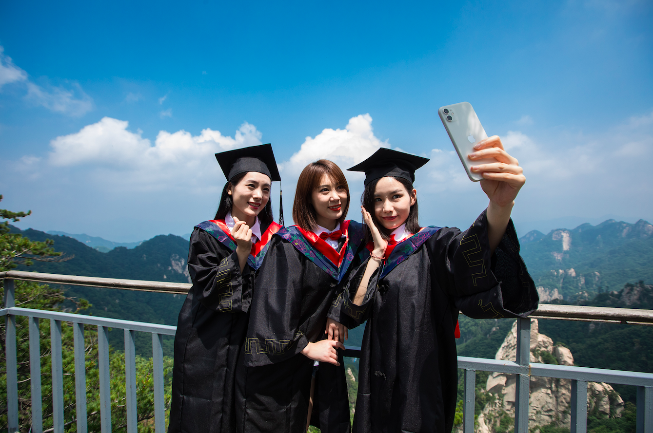 特殊的毕业季,郑州多名女大学生千米云端拍摄毕业照