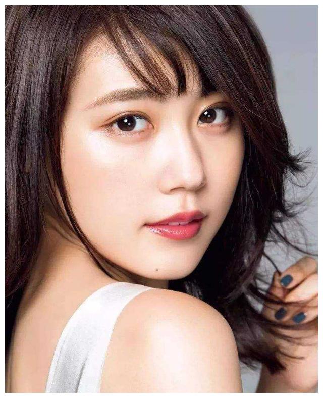 1993年2月13日出生的有村架纯,是一名日本女演员.