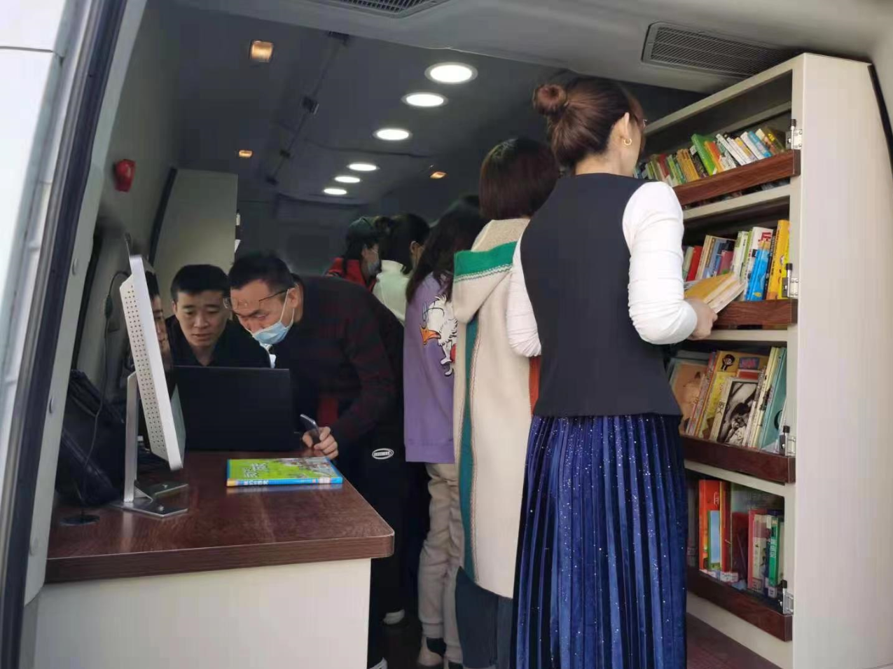 市图书馆图书流动车跟随我们的活动一起走进永泰社区,为社区居民提供