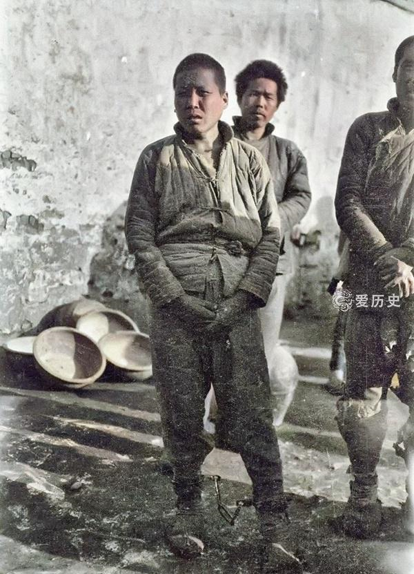民国时罪犯放风的珍贵彩照 看站立姿势谁是大哥一目了然