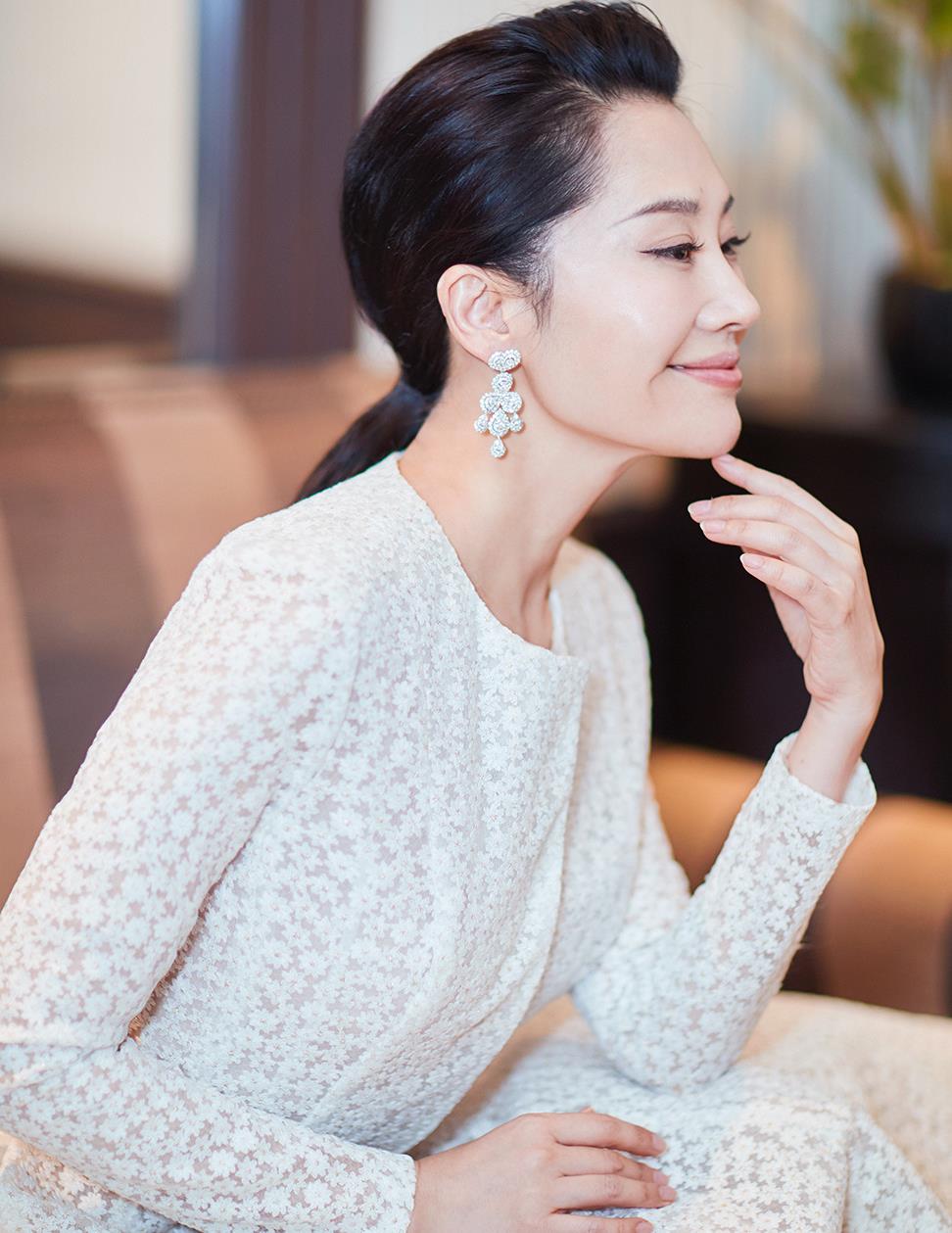 被51岁许晴圈粉穿白色礼服裙真清新减龄低马尾也能显高贵