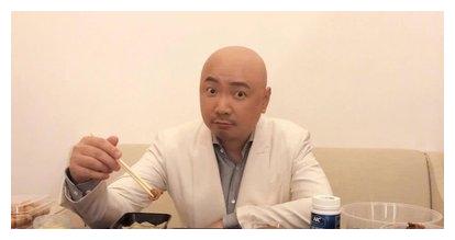 徐峥日渐发福,穿宽松衬衣难掩大肚子,用手挡肚子太可爱